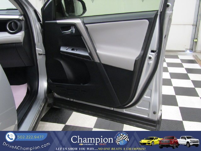 Used 2018 Silver Toyota XLE image 41