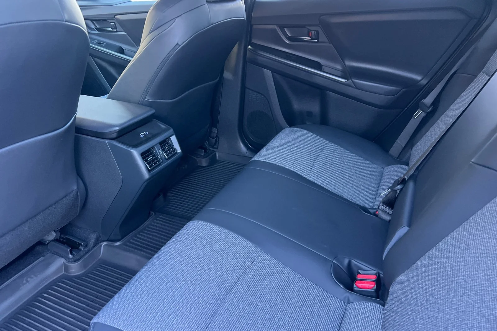 New 2027 Wind Chill Pearl <sup>1</sup> Toyota  XLE image 8