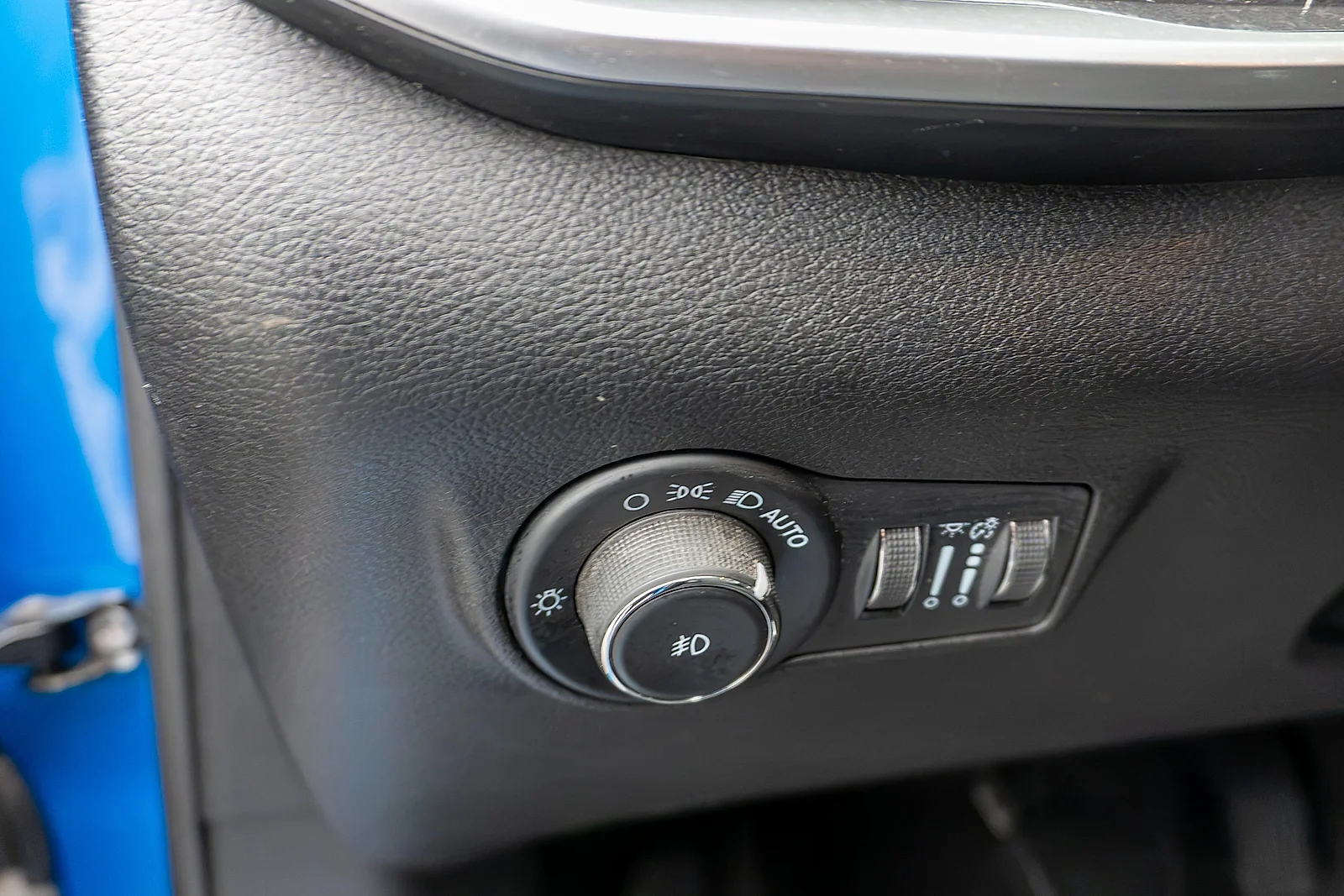 Used 2022 Laser Blue Pearlcoat Jeep Latitude 4x4 image 18
