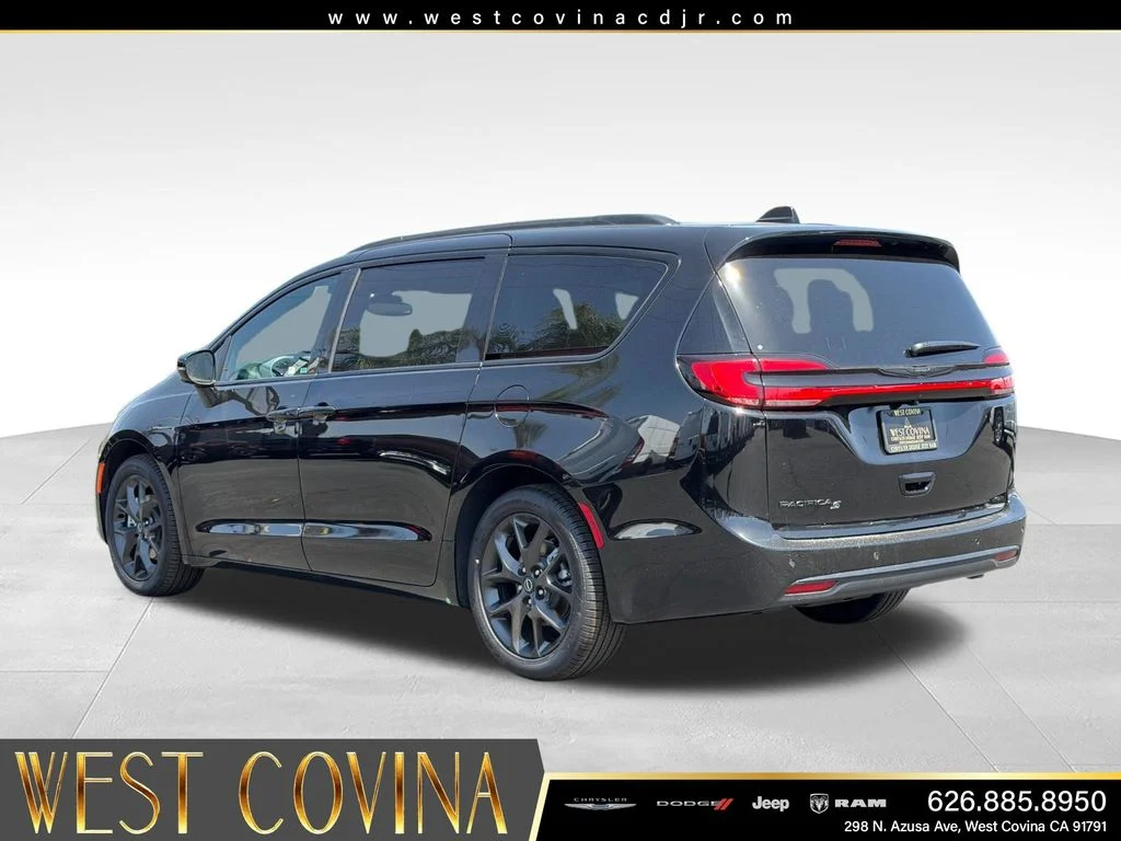 New 2026 Diamond Black Crystal Pearl-Coat Exterior Paint Chrysler Select image 3