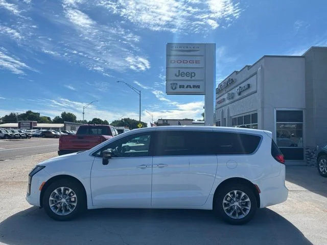 2027 Chrysler Pacifica Select AWD's photo