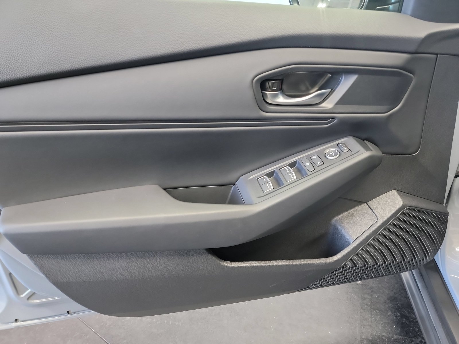 Certified Used 2025 Urban Gray Pearl Honda SE image 13