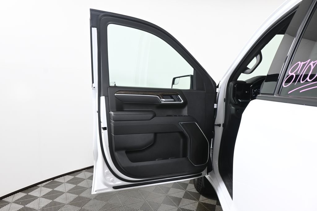 Used 2025 White GMC Elevation image 28