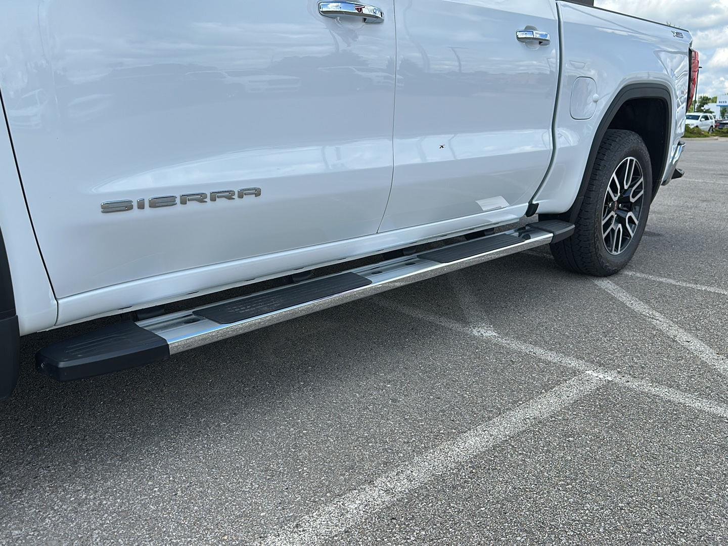 Used 2025 Summit White GMC SLT image 10