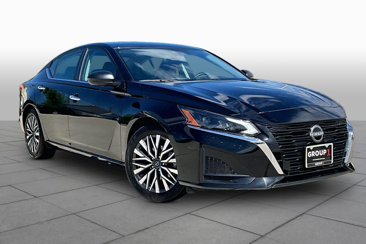 Used 2025 Super Black Nissan SV image 3