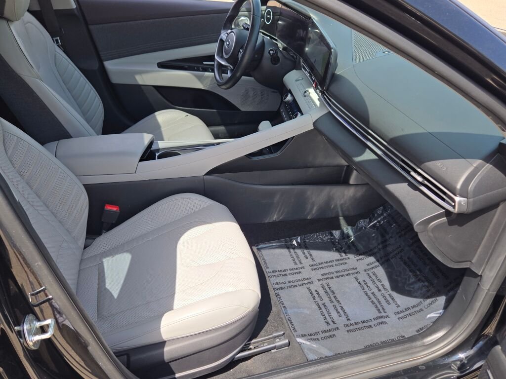 Used 2022 Black Hyundai Limited image 4