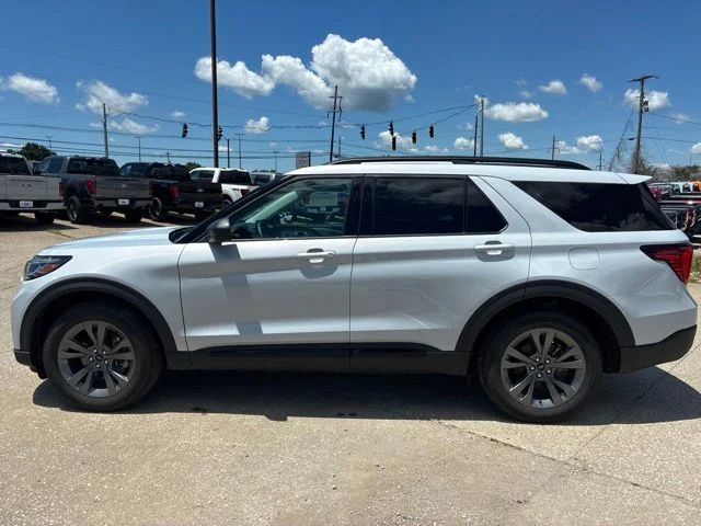 New 2026 Space White Metallic Ford Active image 2