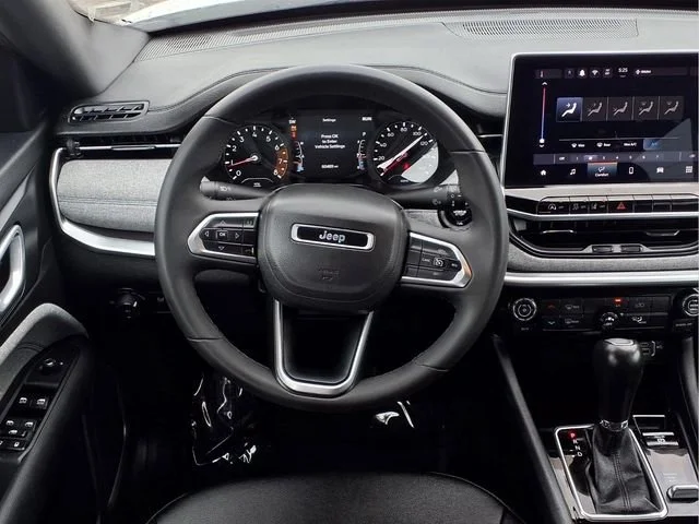 Used 2024  Jeep Latitude image 4