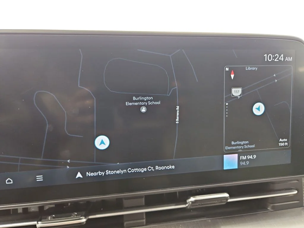 Used 2025 White Hyundai SEL Convenience image 21