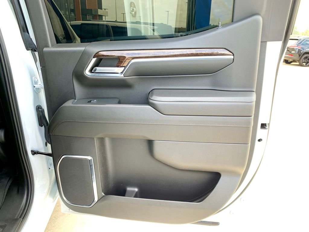 Used 2024 White GMC Elevation image 24