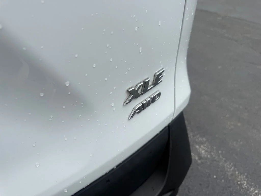 Used 2019 White Toyota XLE image 38