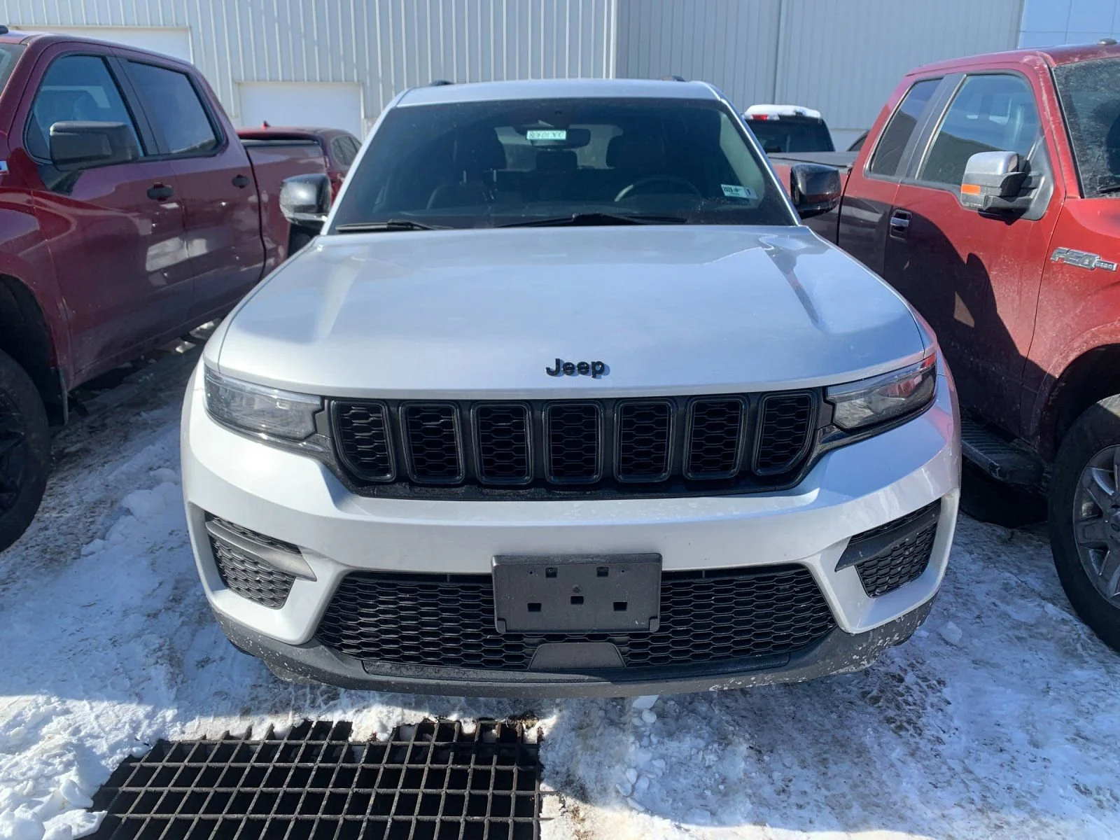 Used 2023 Silver Zynith Jeep Laredo image 5