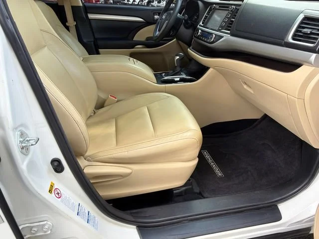 Used 2015 White Toyota XLE V6 image 13