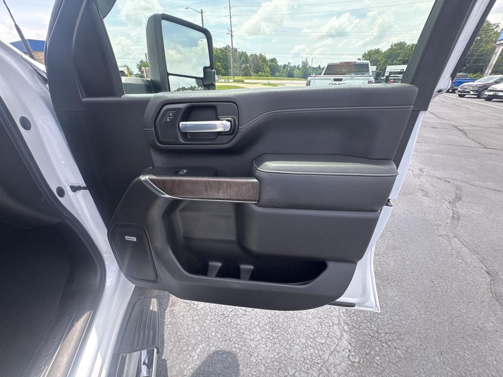 Used 2023 White Frost Tricoat GMC Denali image 18