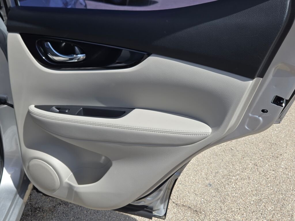 Used 2018 Silver Nissan SL image 8