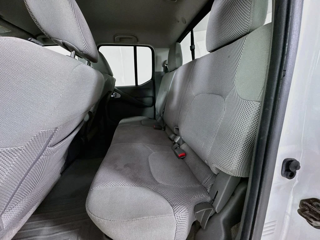 Used 2014 Glacier White Nissan SV image 27