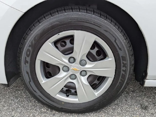 Used 2018 Summit White Chevrolet LS image 11