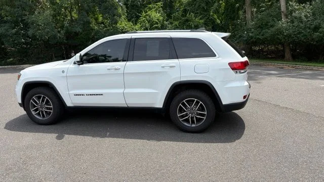 Used 2020 Bright White Clearcoat Jeep Laredo image 3