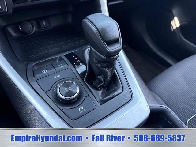 2020 Toyota RAV4 LE - Photo 25