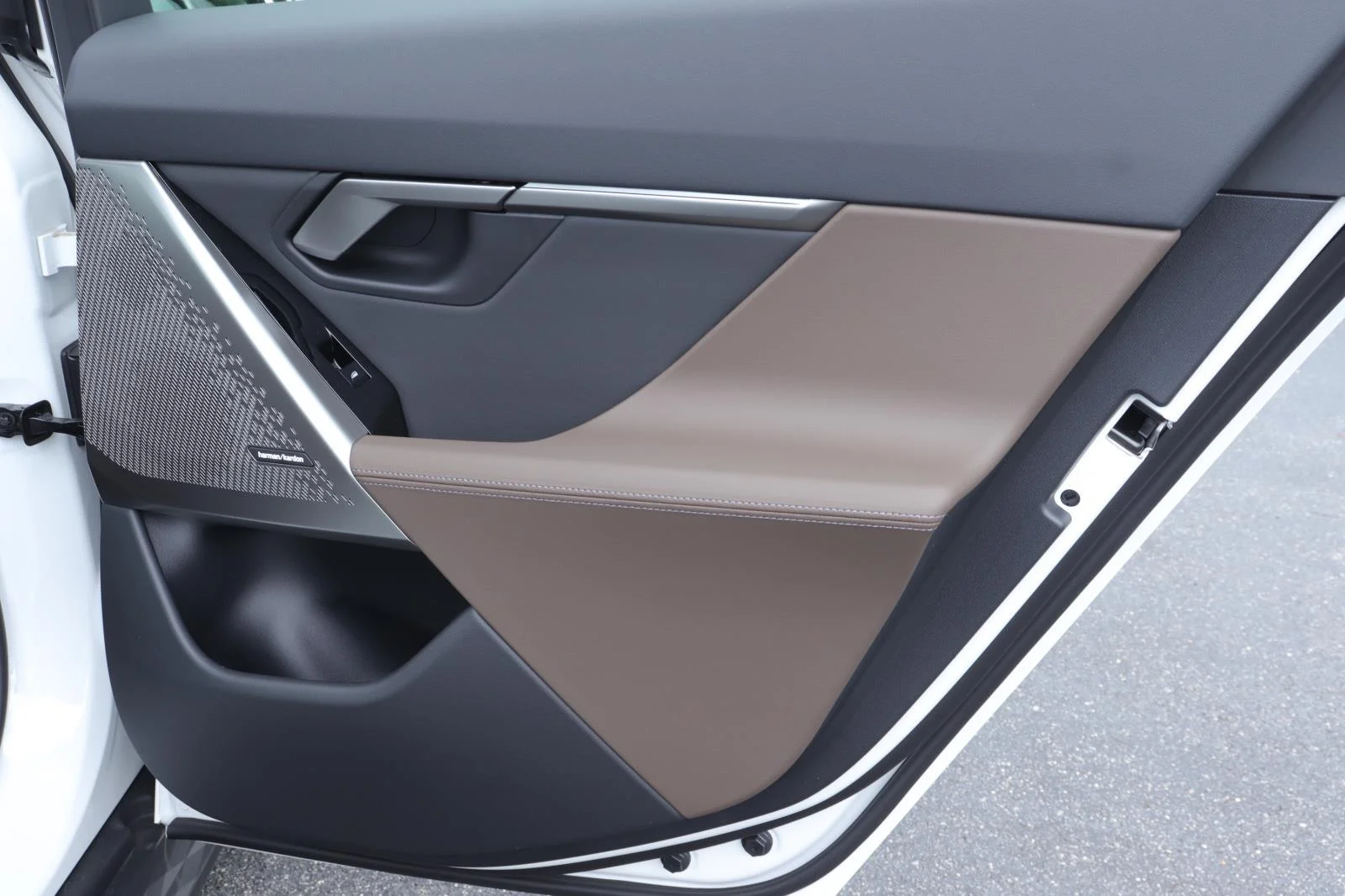 New 2027 Mineral White Metallic BMW 530i image 18