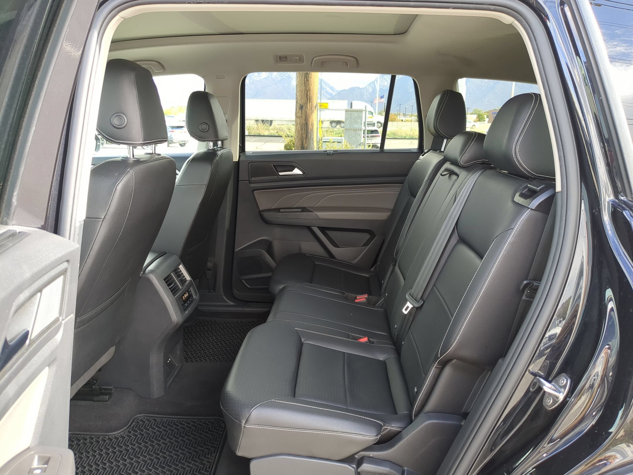 Used 2023 Deep Black Volkswagen 3.6L V6 SE w/Technology image 27