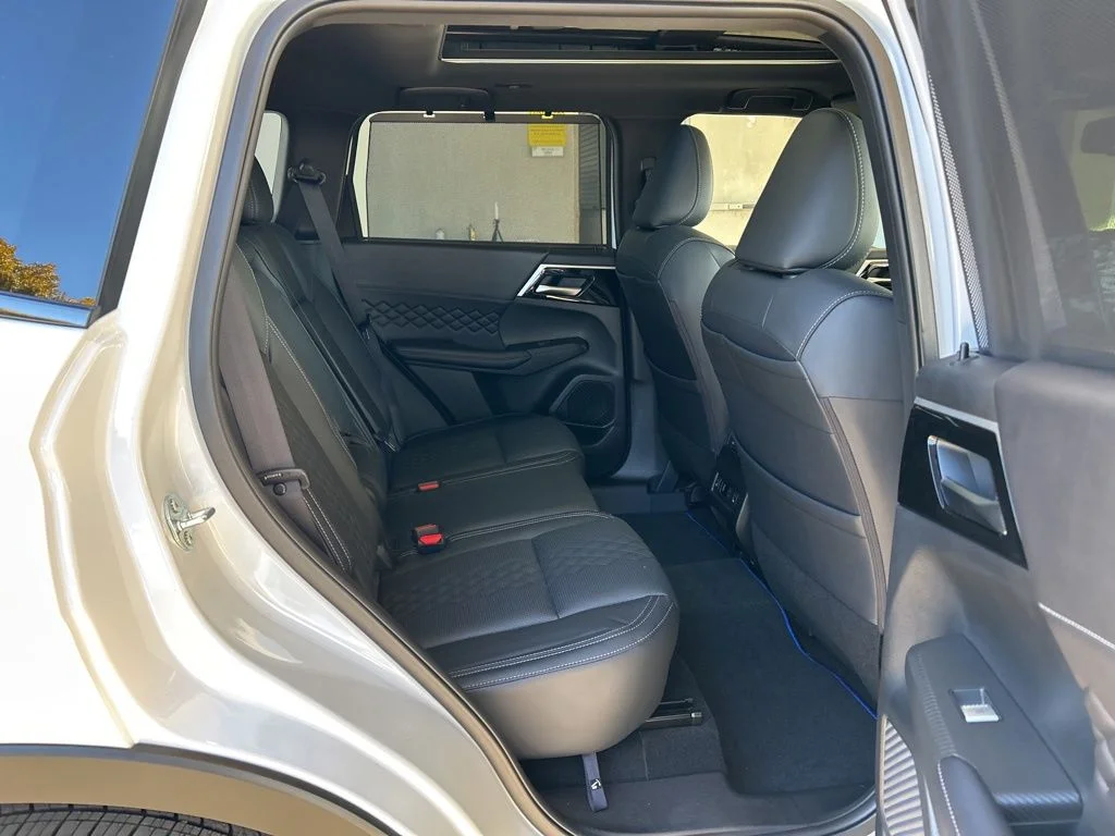 2025 Mitsubishi Outlander Plug-in Hybrid SEL Black Edition - Photo 30