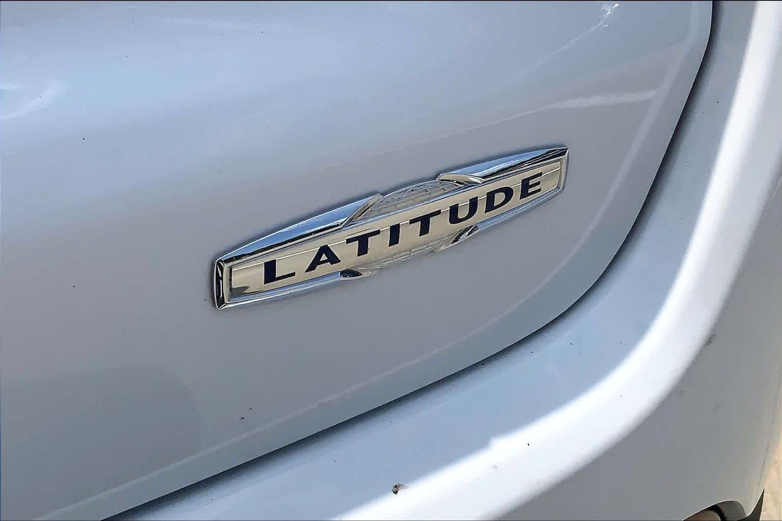 Used 2024 Bright White Clearcoat Jeep Latitude image 33