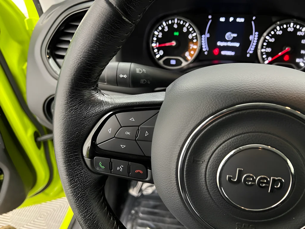 Used 2018 Hypergreen Clearcoat Jeep Latitude image 11