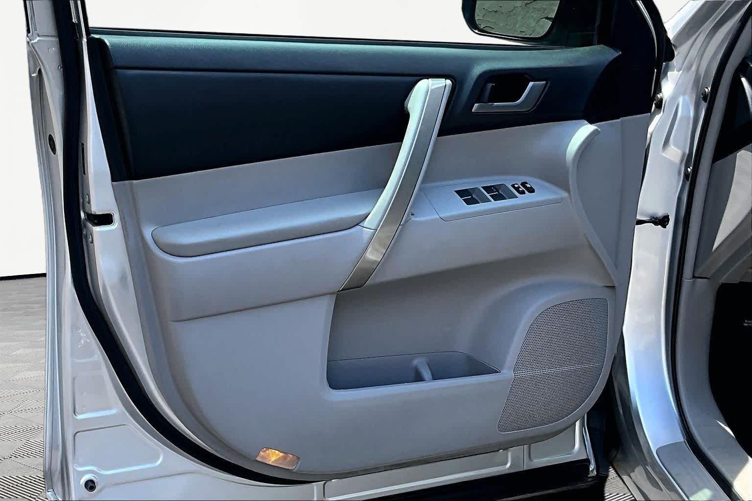Used 2013 Classic Silver Metallic Toyota SE image 22