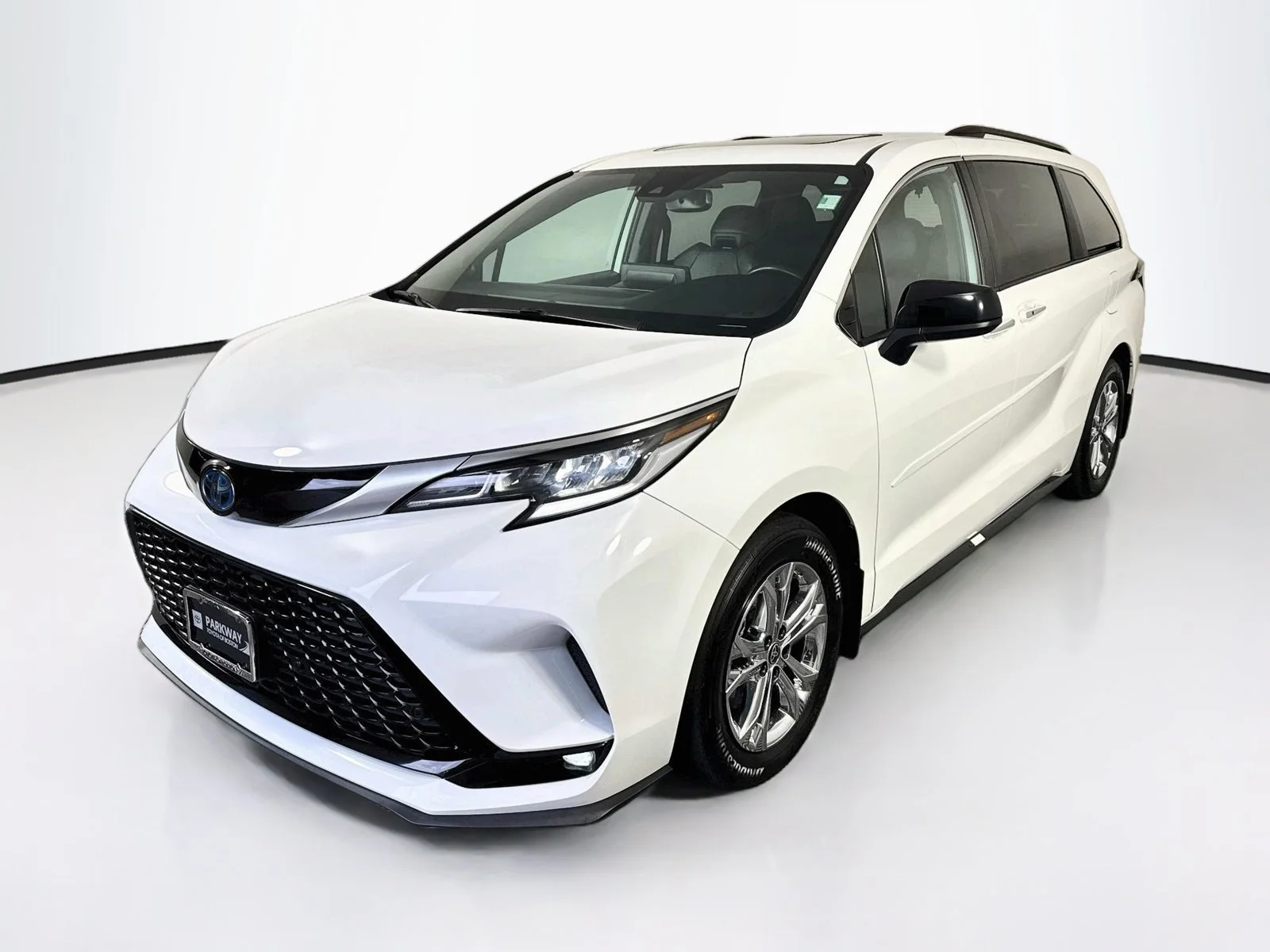 Used 2022 White Toyota XSE image 3