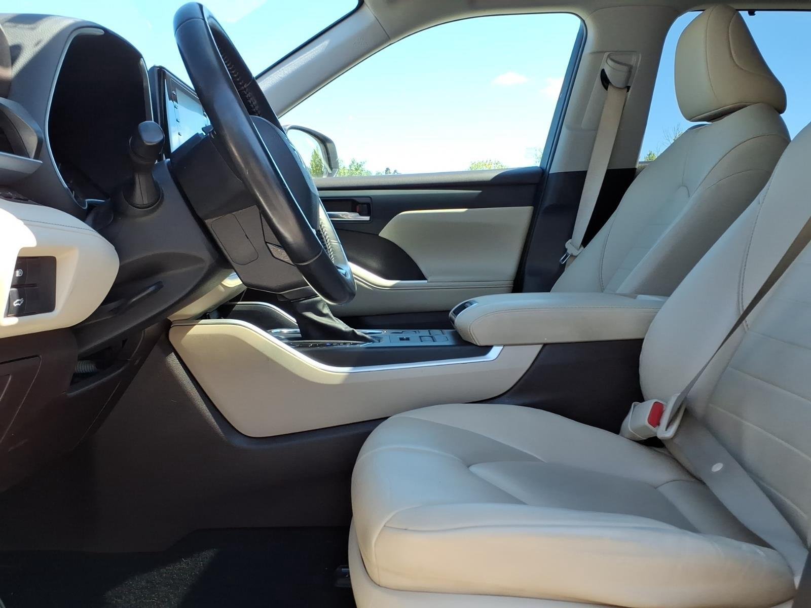 Used 2021 Blizzard Pearl Toyota XLE image 22