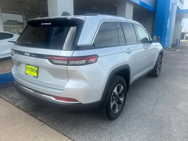 Used 2024 Silver Jeep 4xe image 10