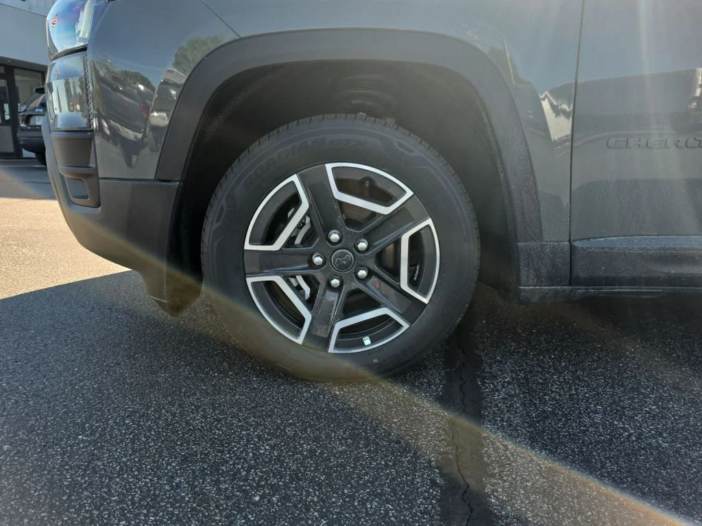 New 2026 Sting-Gray Clear-Coat Exterior Paint Jeep Limited image 27