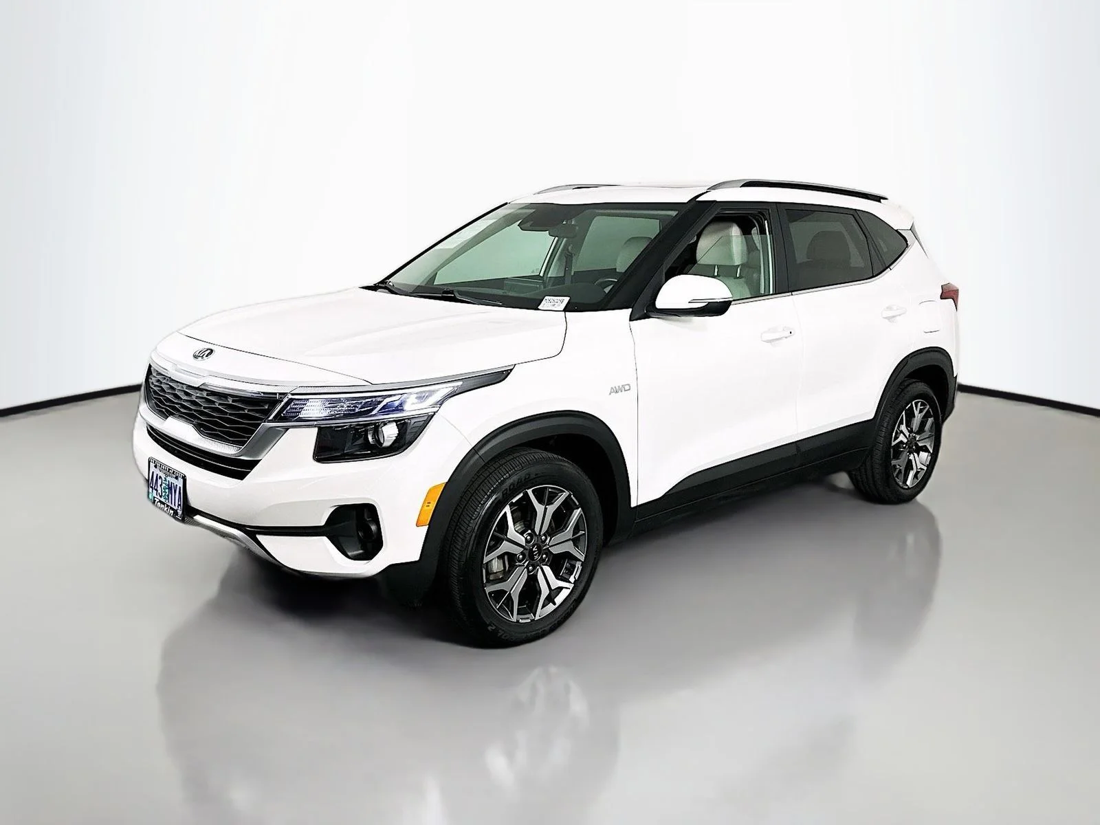 Used 2021 Snow White Pearl Kia EX image 3