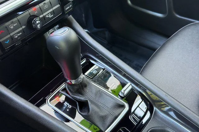 Used 2025 White Jeep Latitude image 21