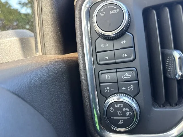 Used 2022 White GMC Denali image 26