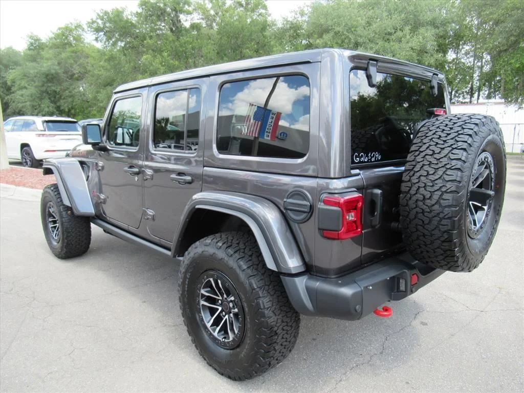 New 2026 Granite Crystal Metallic Clear-Coat Exterior Paint Jeep Rubicon X image 5