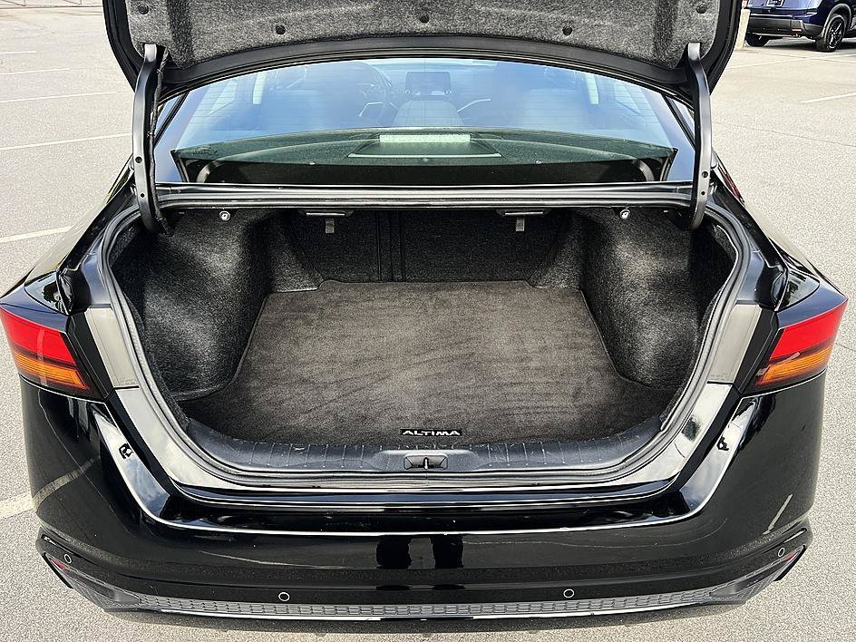 Used 2025 Super Black Nissan SV image 15