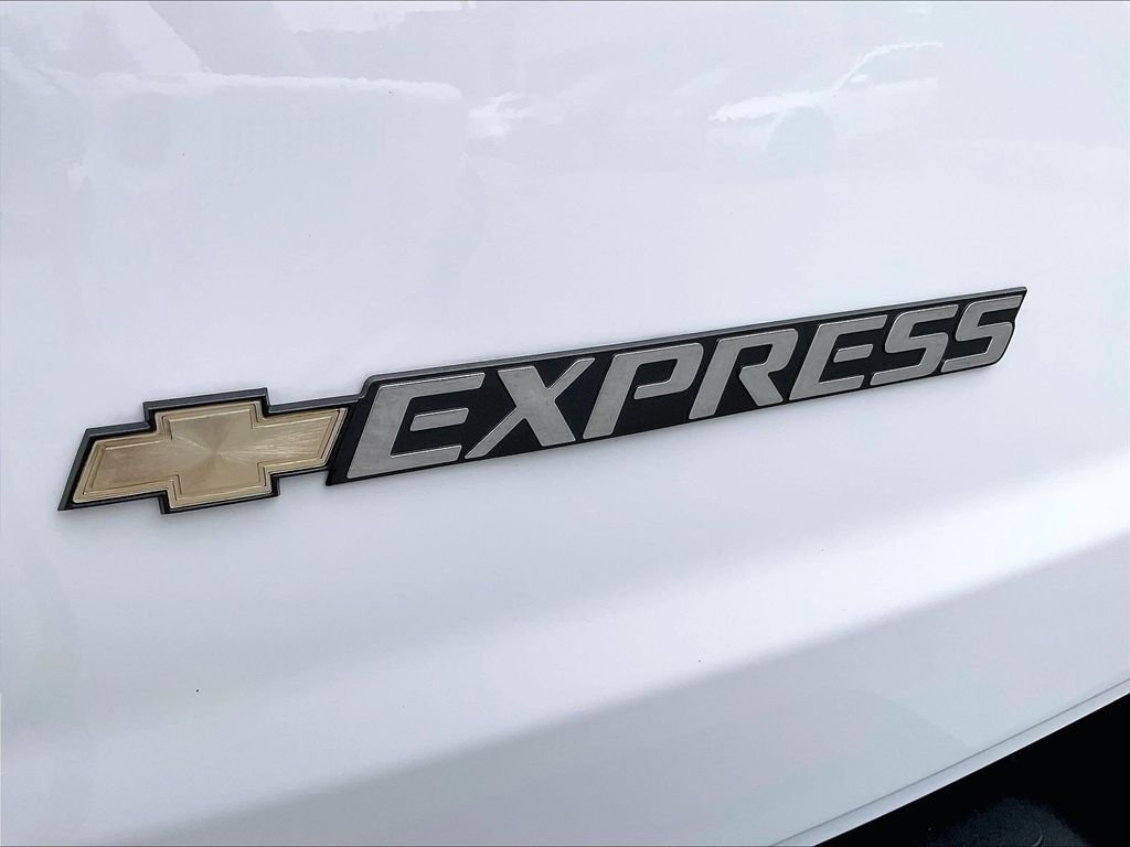 Used 2025 White Chevrolet LT image 27