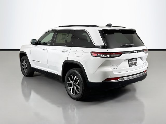 New 2027 Bright White Clear-Coat Paint Jeep Laredo X image 5