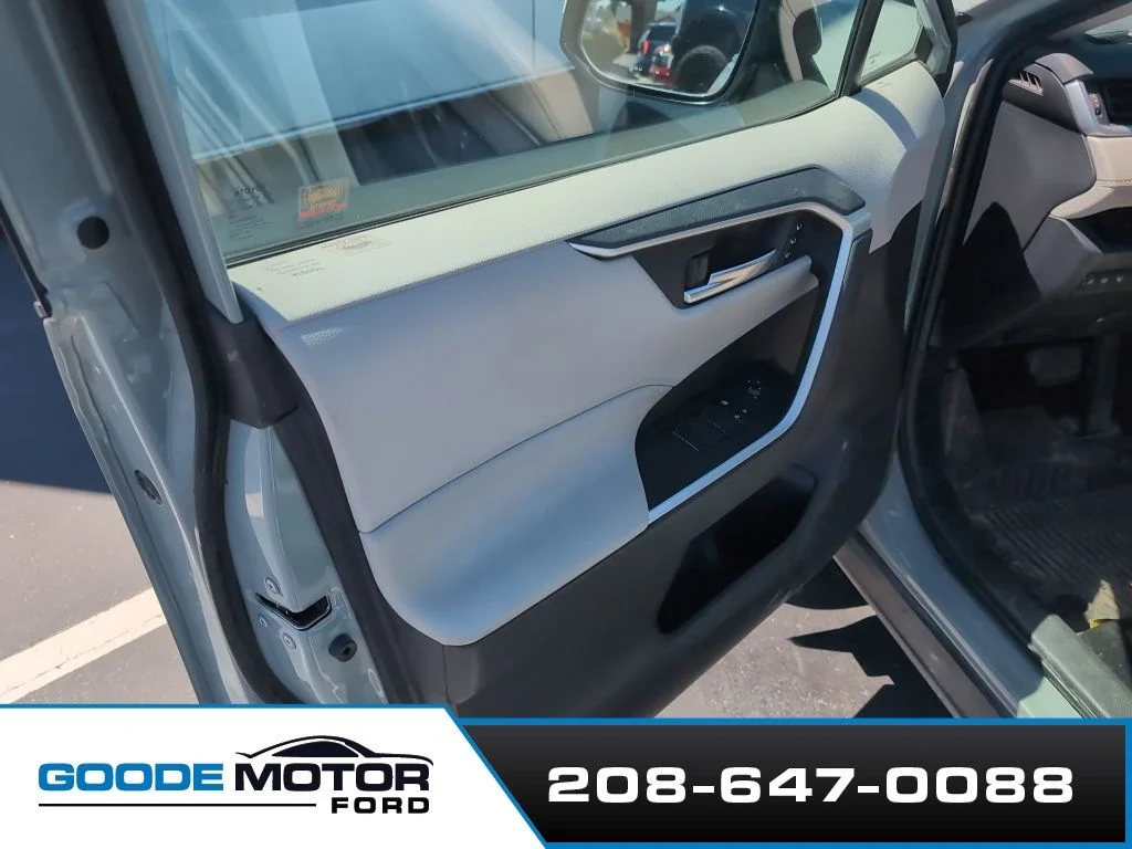 Used 2021 Lunar Toyota XLE Premium image 6