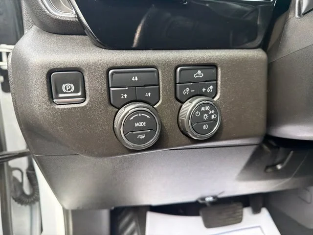 Used 2025 Summit White Chevrolet LT image 31