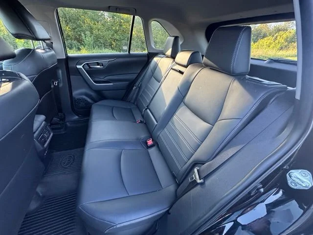 Used 2024  Toyota XLE Premium image 18