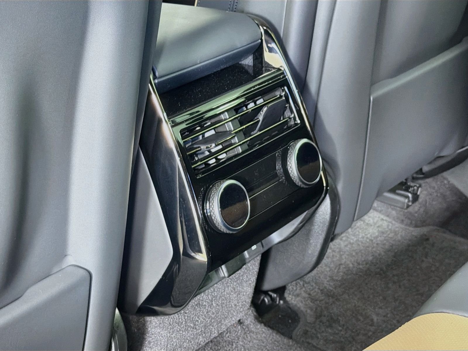 New 2026 Santorini Black Land Rover Dynamic SE image 28