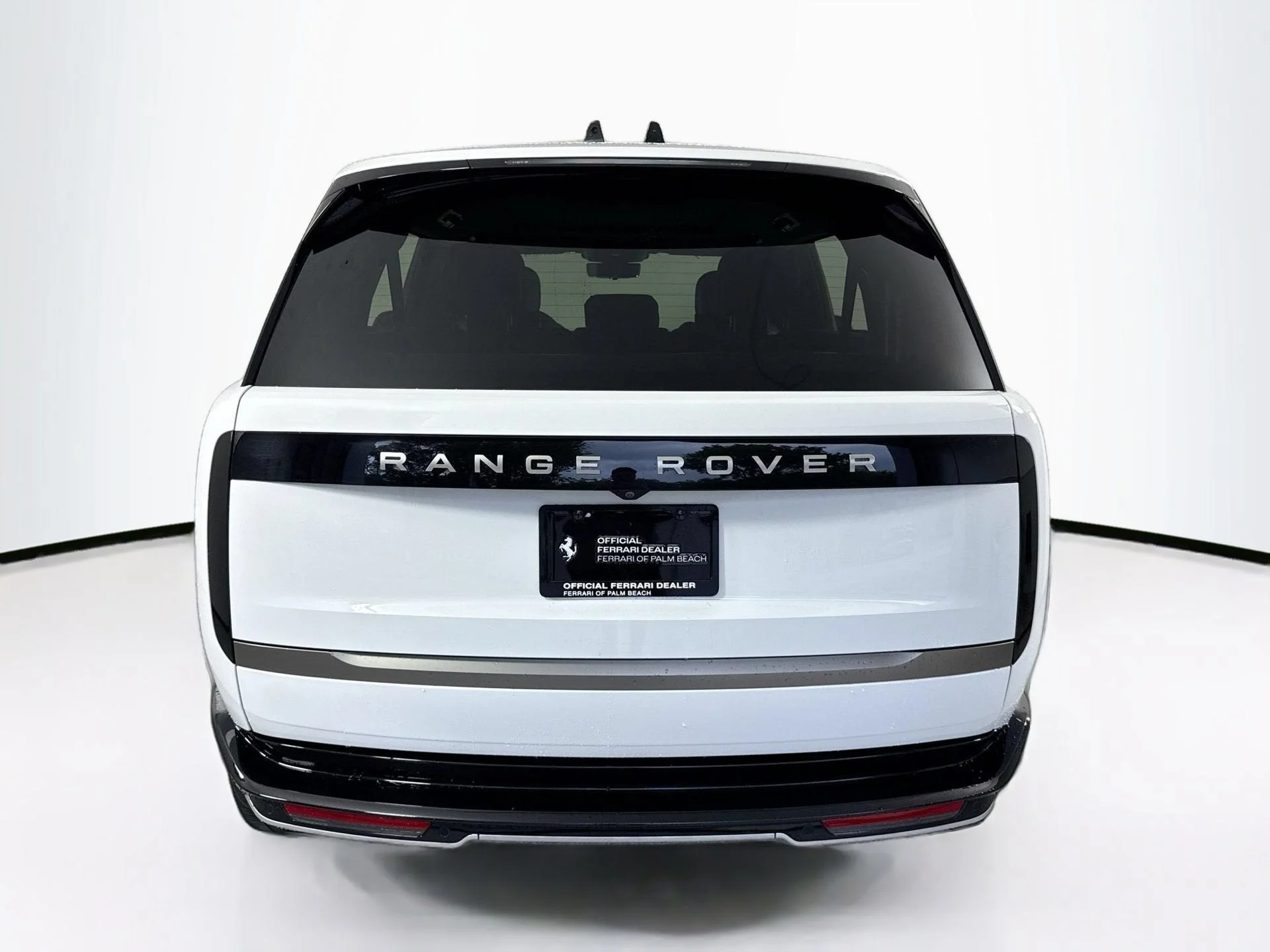 Used 2024 Fuji White Land Rover SE W/REAR DVD image 6