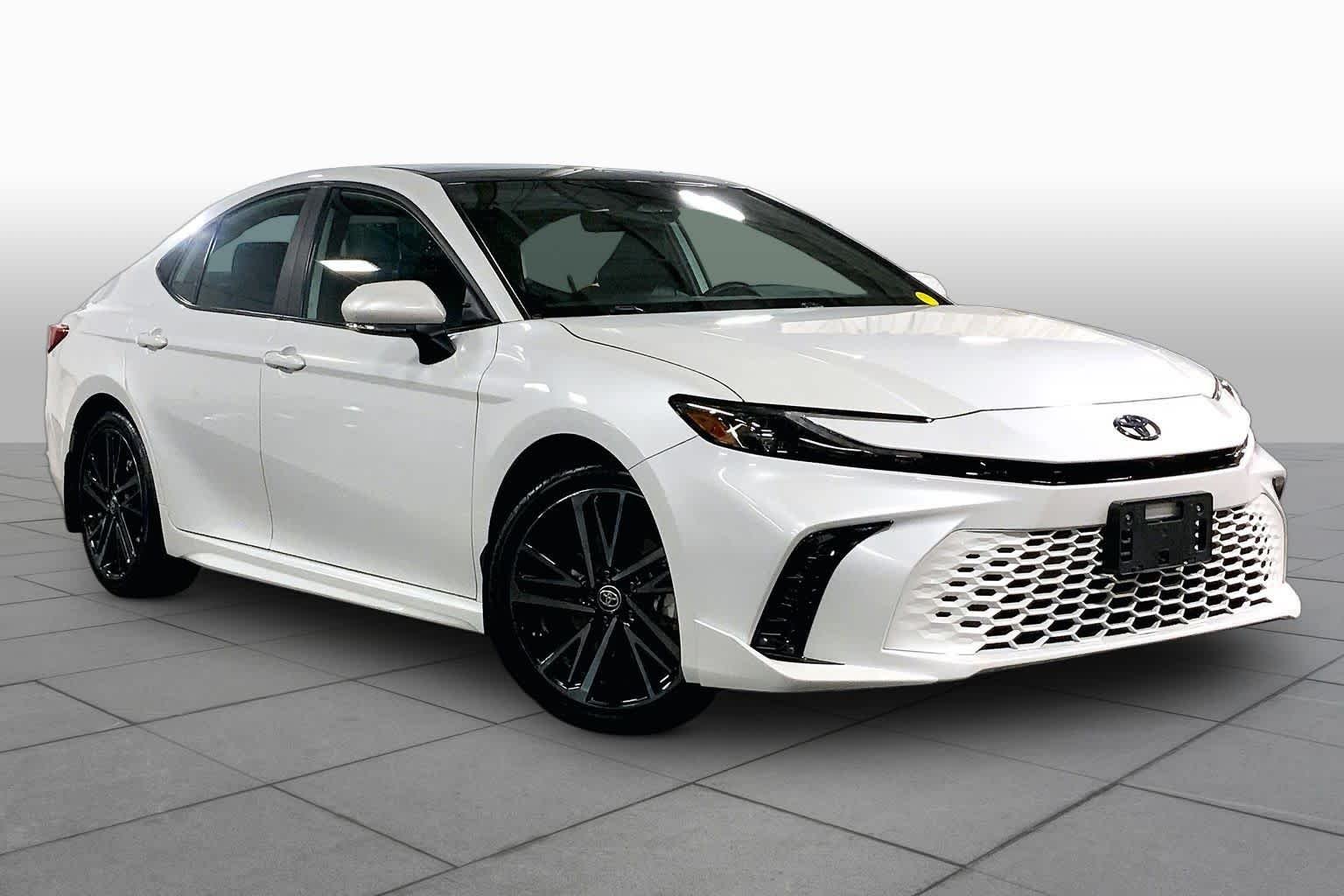 Used 2025 Wind Chill Pearl Toyota XSE image 3