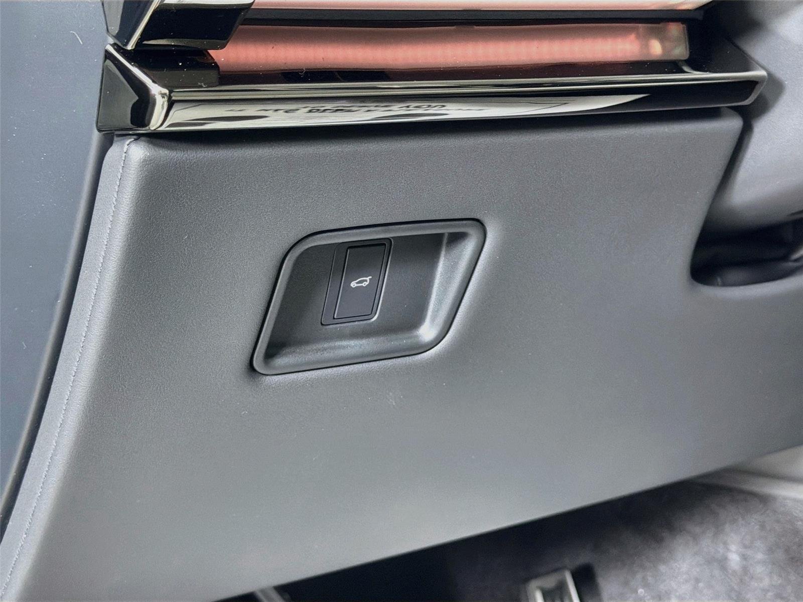New 2026 Fuji White Land Rover Dynamic SE image 10
