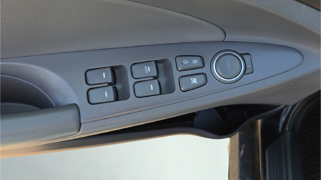 Used 2014 Black Hyundai GLS image 28