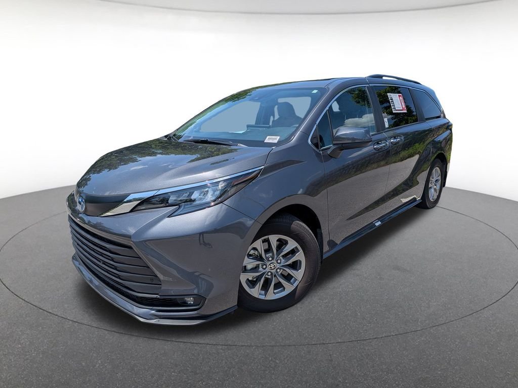2025 Toyota Sienna XLE 8-Passenger Hybrid FWD's photo