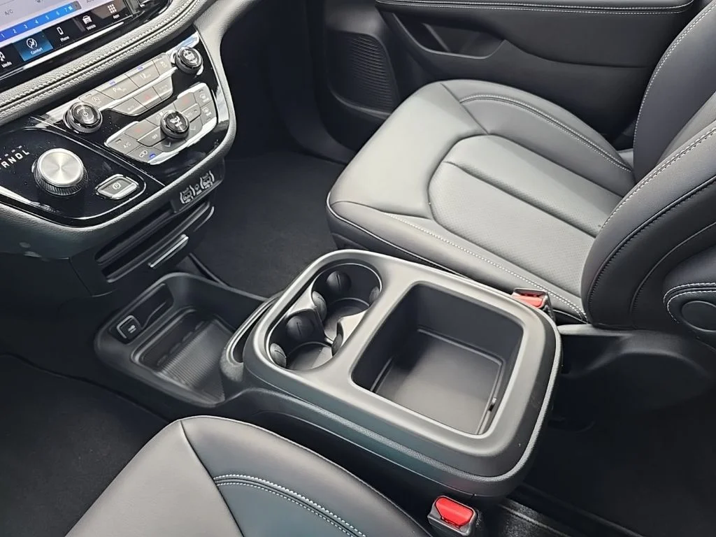 2025 Chrysler Pacifica Select - Photo 14
